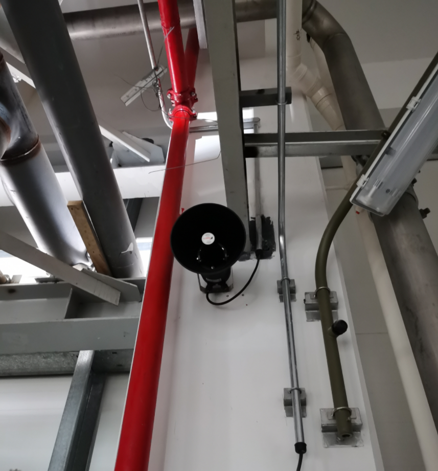 穿透轟鳴：定向擴(kuò)聲如何在嘈雜工業(yè)環(huán)境中重建“聽(tīng)覺(jué)秩序”