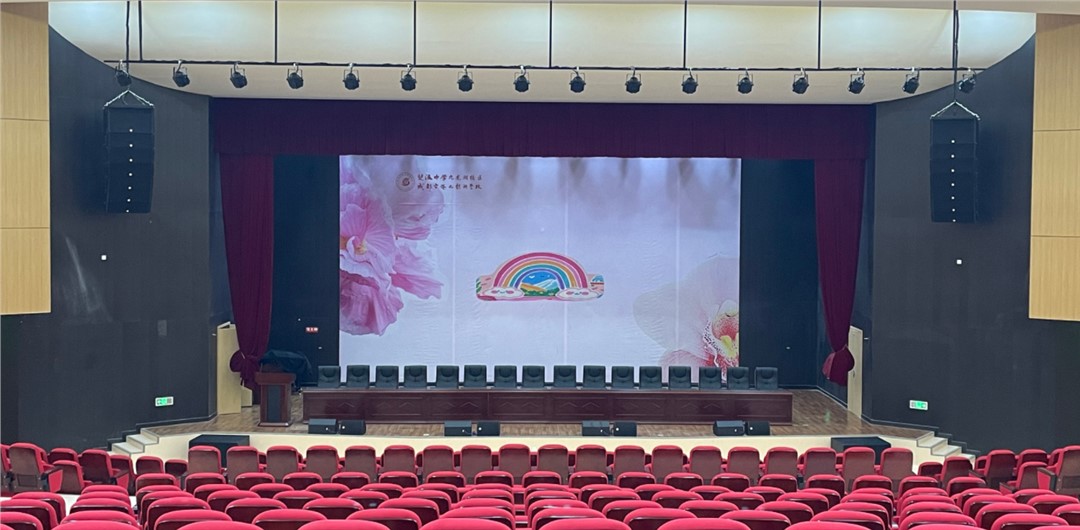 壁掛音箱 VS 天花喇叭：報(bào)告廳后場(chǎng)補(bǔ)聲方案全對(duì)比